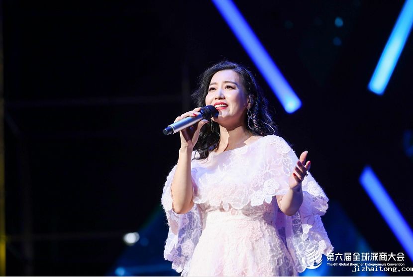 用天籁之音传播中国文化，谭晶献唱第六届全球深商大会